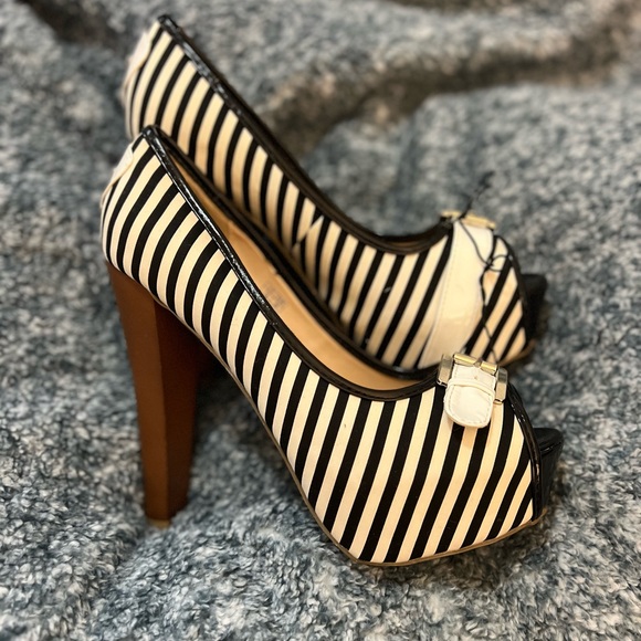 🌟NWOT!!! Pin up style platform chunky heels - Picture 4 of 5